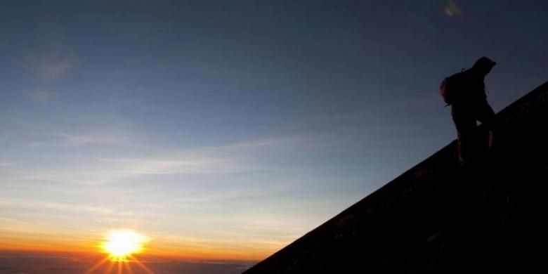 Matahari terbit di jalur pendakian Gunung Rinjani (3726 m), Lombok. Rinjani merupakan bagian dari Gunung Samalas yang meletus hingga melumpuhkan dunia pada tahun 1257. Superletusan mengakibatkan terbentuknya kaldera dan Danau Segara Anak.
