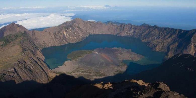 Danau Segara Anak dilhat dari puncak Gunung Rinjani di ketinggian 3.726 m. Rinjani merupakan bagian dari Gunung Samalas yang meletus hingga melumpuhkan dunia pada tahun 1257. Superletusan mengakibatkan terbentuknya kaldera dan Danau Segara Anak.