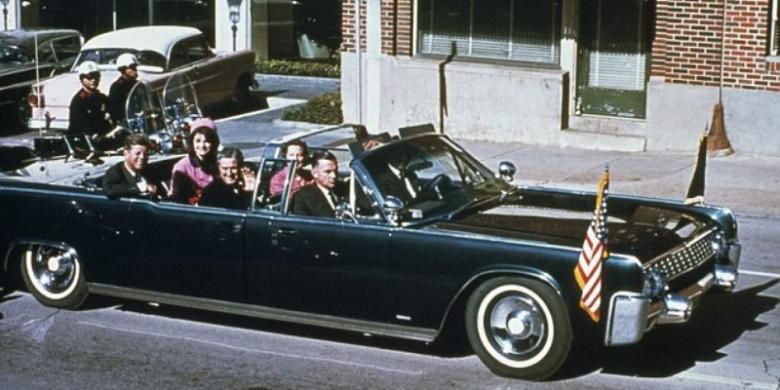 Presiden John F Kennedy bersama istrinya Jacqueline, Gubernur Texas John Connally dan istrinya Nellie Connally berkendara bersama di dalam Limousine kepresidenan di Dallas pada 23 November 1963, hari tertembaknya Kennedy. 


