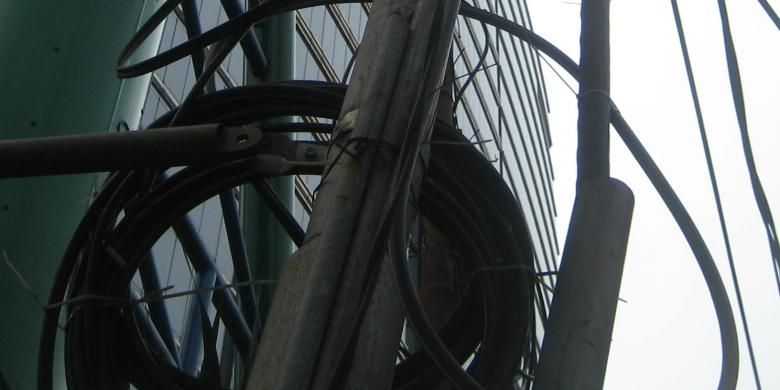 Ilustrasi kabel listrik di tiang. Sebagai anak perusahaan PT PLN (Persero) , ICON  bisa memanfaatkan jaringan infrastruktur tiang listrik untuk penempatan kabel serat optik, kata Direktur Utama ICON  Muhammad Buldansyah saat perayaan hari ulang tahun ke-13 ICON  pada Kamis (3/10/2013).