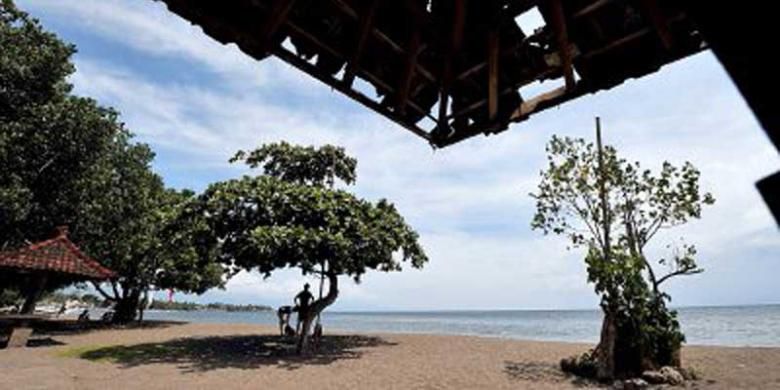 Suasana Pantai Lovina di Kabupaten Buleleng, Bali. Tempat wisata di kawasan Bali utara ini lebih banyak dikunjungi wisatawan asing daripada wisatawan domestik. 