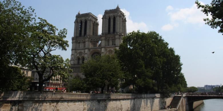 Notre Dame de Paris dilihat dari seberang Sungai Seine.