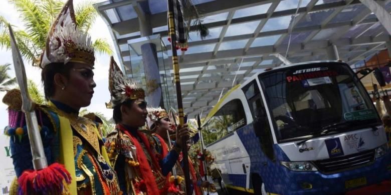 Bus biodiesel yang digunakan sebagai transportasi umum bagi para peserta dan delegasi APEC 2013 di Bali diluncurkan pengunaannya di Nusa Dua, Bali, Jumat (4/10/2013). Bus berbahan bakar minyak nabati ini diklaim ramah lingkungan.