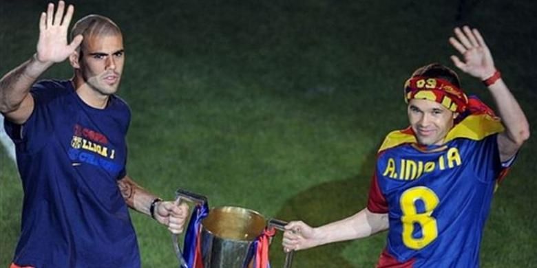 Kiper Barcelona, Victor Valdes (kiri) dan Andres Iniesta. 