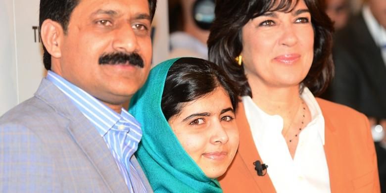 Malala Yousafzai, ayahnya Ziauddin, dan wartawan CNN Christiane Amanpour berfoto bersama sebelum melakukan wawancara di New York, Kamis (10/10/2013).