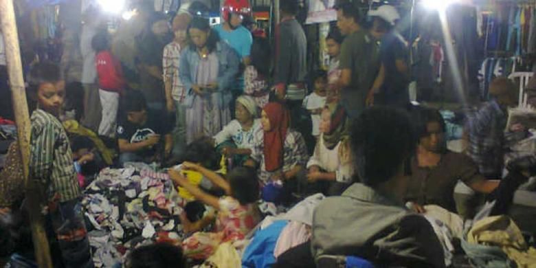Sejumlah warga di Kabupaten Wajo, Sulawesi Selatan, berjubel memilih pakaian import Cakar alias cap karung di pasar Padduppa yang terkenal sebagai surga belanja pakaian murah, Minggu, (13/10/2013).