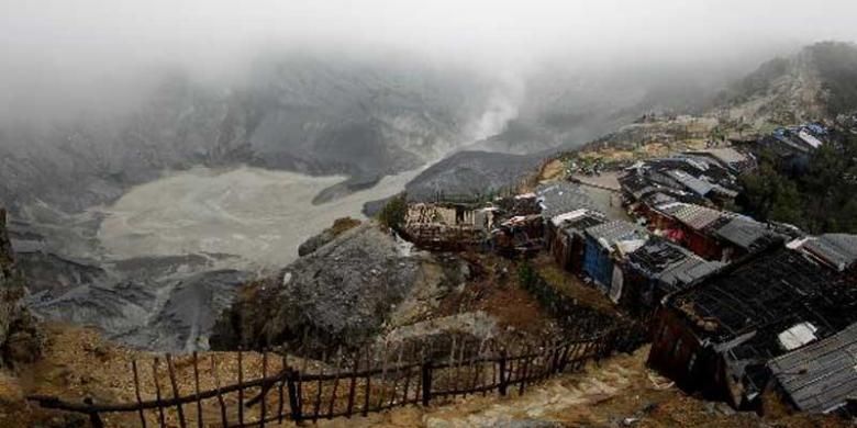 Kawah Ratu Gunung Tangkubanparahu, Bandung, Jawa Barat.