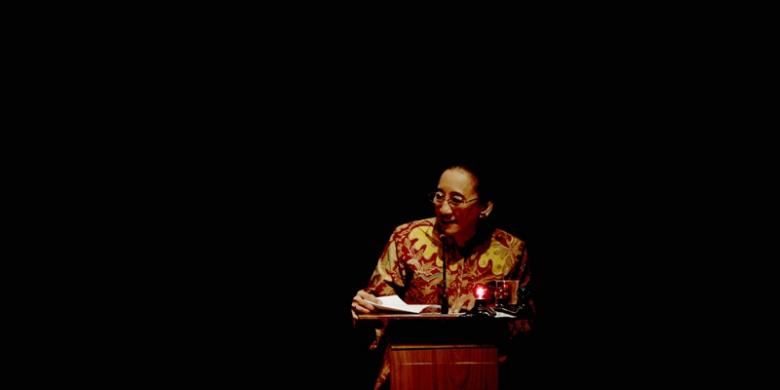 Hakim Konstitusi, Maria Farida Indrati berbicara dalam sidang Hak Asasi Manusia di Gedung Usmar Ismail, Jakarta, Rabu (12/12).  