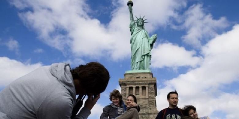 Para wisatawan yang mengunjungi New York hari Minggu (13/10), bisa kembali berkunjung ke komplek Patung Liberty yang kembali dibuka. 