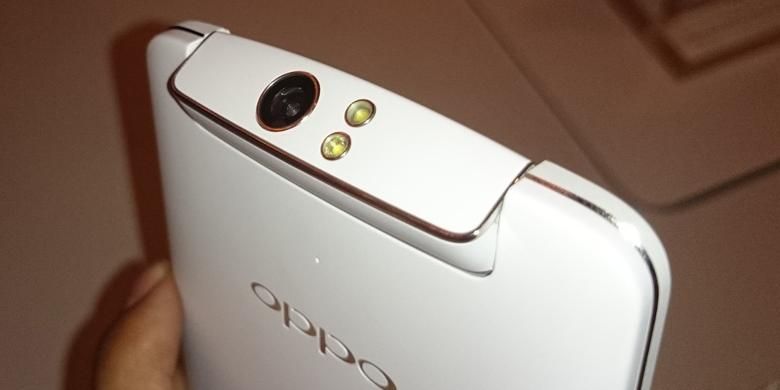 Bagian atas Oppo N1 dilengkapi dengan kamera putar
