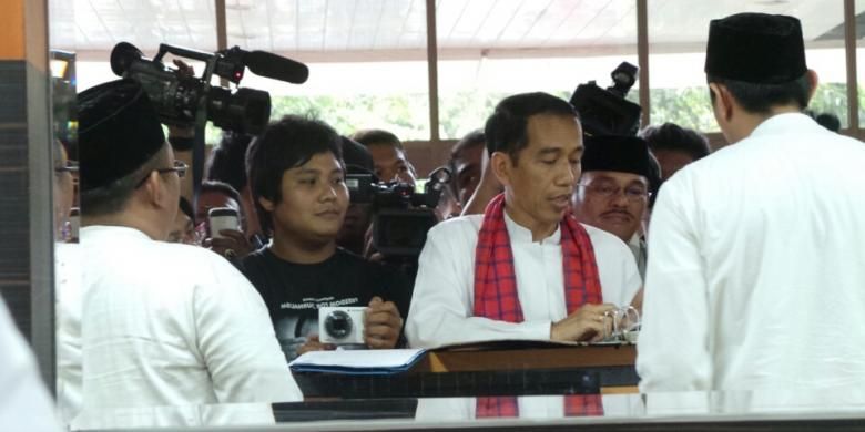 Gubenur DKI Jakarta Joko Widodo menyidak loket Pelayanan Terpadu Satu Pintu di Wali Kota Jakarta Timur, Jumat (18/10/2013).
