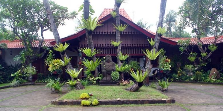 Bangunan utama Museum di Tengah Kebun yang terletak di Jalan Kemang Timur No. 66, Jakarta Selatan.