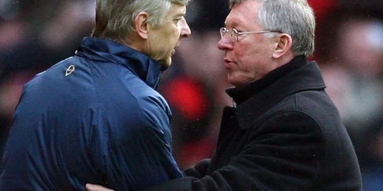 Pelatih Arsenal, Arsene Wenger dengan mantan pelatih Mancehster United, Sir Alex Ferguson. 