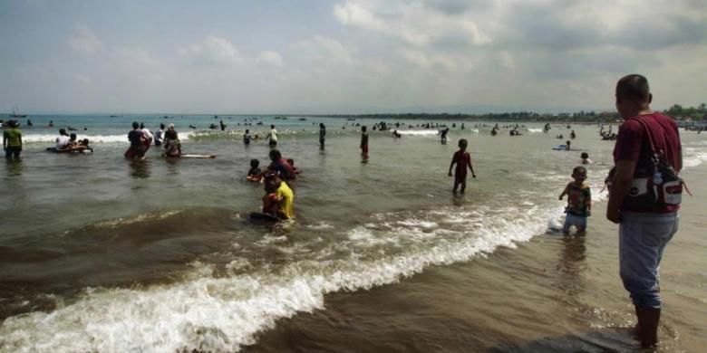 Geliat wisata di Pantai Pangandaran, Kabupaten Pangandaran, Jawa Barat, Minggu (5/5/2013). Kawasan yang pernah hancur karena tsunami 2006, kini sudah pulih dan menjadi salah satu tujuan wisata favorit di Jawa Barat.