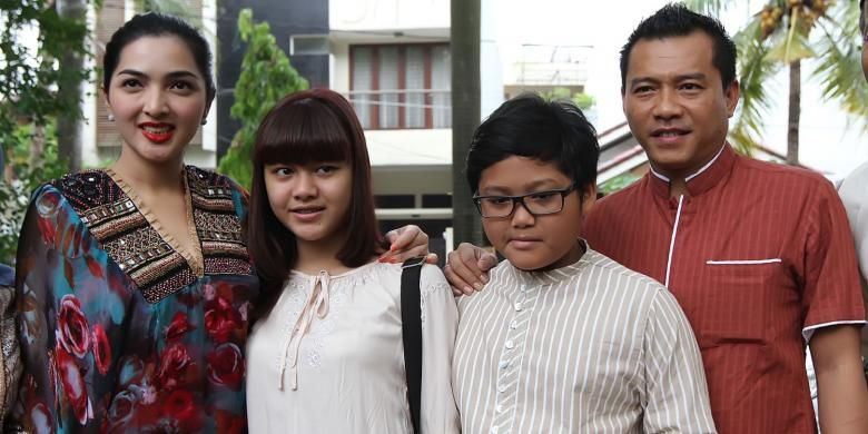 Anang Hermansyah dan Ashanty beserta Aurel dan Azriel, anak-anak Anang dari perkawinan dengan Krisdayanti, mendatangi Masjid Al Falah untuk menyerahkan satu ekor sapi sebagai hewan kurban dari keluarga mereka di Taman Bona Indah, Jakarta Selatan, Jumat (26/10/2012).