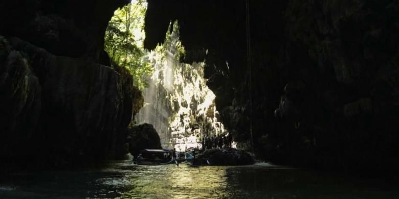 Pemandangan obyek wisata Green Canyon, Cijulang, Pangandaran, Jawa Barat, Sabtu (4/5/2013). Obyek wisata ini menawarkan keindahan dinding bebatuan yang ditutupi lumut dan wisatawan dapan menikmatinya dengan menyusuri sungai menggunakan perahu.
