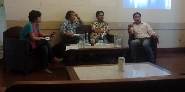 Profesor dari IPB Dwi Andreas Santosa (kedua dari kiri), Peneliti Oxfam untuk KRKP Said Abdullah, dan Asisten Staf Khusus Presiden Bidang Ekonomi dan Pembangunan Rizal Edy Halim dalam sebuah diskusi Ketahanan Pangan di Cikini, Jakarta, Minggu (27/10/2013).