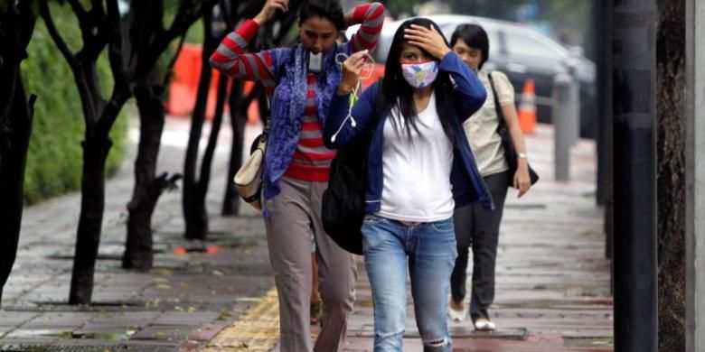 Warga menggunakan masker ketika beraktifitas di sekitar Bundaran Hotel Indonesia, Jakarta Pusat, Kamis (11/4/2013).