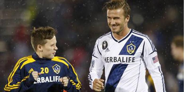 David Beckham (kanan) dan putranya, Brooklyn.