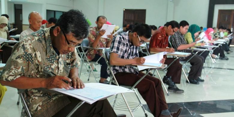 Suasana tes CPNS Kategori II untuk tenaga honorer yang diselenggarakan di Ruang Balairung kantor Walikota,  Singkawang, Kalimantan Barat (3/11/2013)