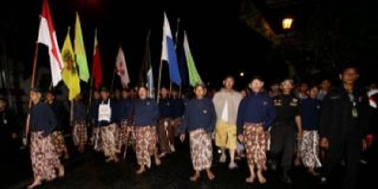 Warga Yogyakarta mengikuti tradisi Tapa Bisu Lampah Mubeng Beteng Keraton Ngayogyakarta Hadiningrat, Selasa (5/11/2013) dini hari.