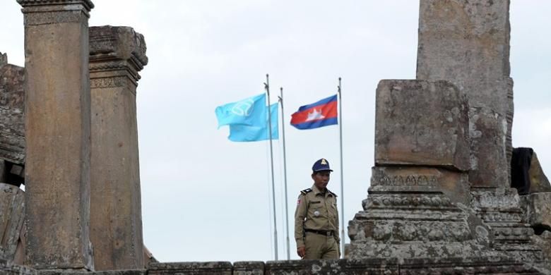 Seorang polisi Kamboja terlihat di candi Preah Vihear yang berada di dekat perbatasan dengan Thailand. Pengadilan Internasional memutuskan wilayah di sekitar candi yang diperebutkan Thailand dan Kamboja sejak 2011, merupakan wilayah kedaulatan Kamboja,