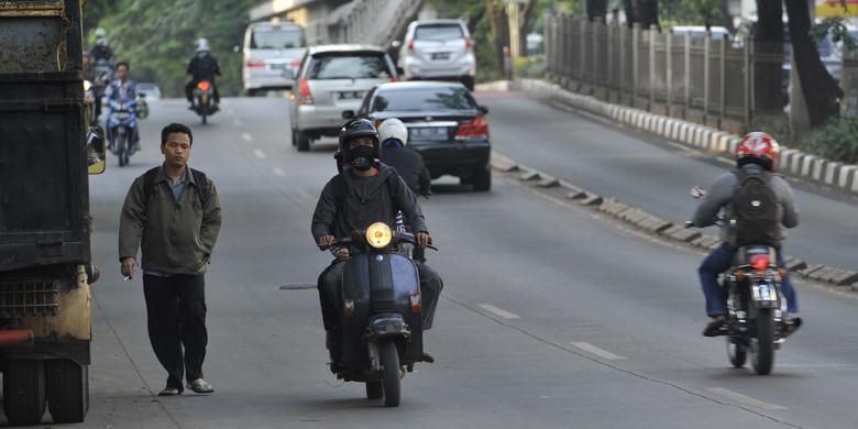 Motor Melawan Arus Dibiarkan - Pengendara motor melawan arus lalu lintas di Jalan Sultan Iskandar Muda, Jakarta Selatan, Selasa (18/6). Meskipun melanggar aturan dan membahayakan pengguna jalan lain, kondisi ini telah lama berlangsung dan belum ada tindakan tegas dari polisi lalu lintas. 