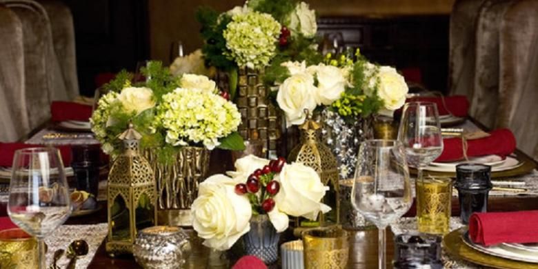 Richie  tidak hanya menampilkan dekorasi ruang keluarga dengan pohon cemara berhias. Dia juga menampilkan meja makan lengkap dengan pengaturan fine dining yang mewah. 