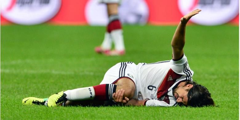 Gelandang Jerman, Sami Khedira, tampak kesakitan karena cedera lutut ketika negaranya melawan Italia dalam pertandingan uji coba di Milan, Jumat (15/11/2013).