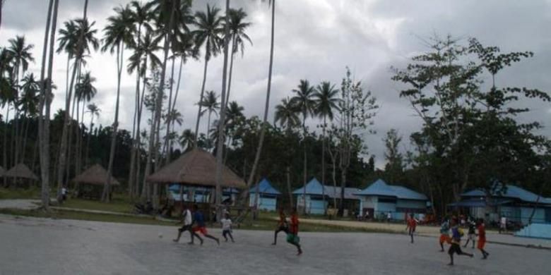 Suasana sore hari di Pantai Waisai Torang Cinta (WTC), Raja Ampat, Papua Barat. 