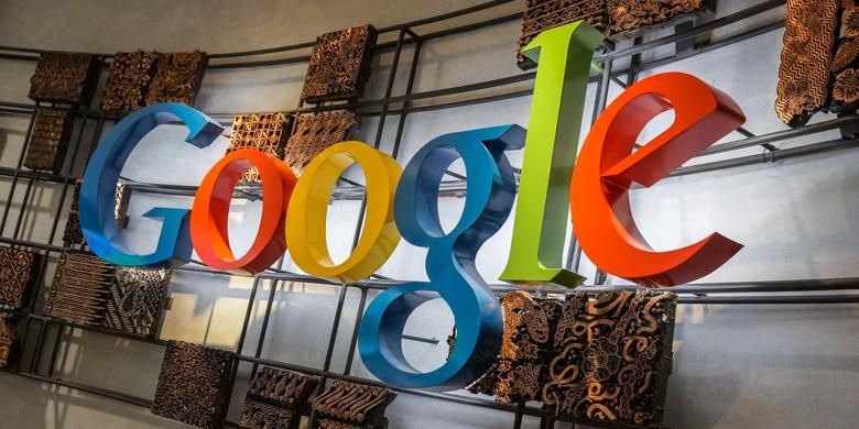 Cetakan-cetakan batik cap aneka pola menghiasi logo Google di kantornya di Indonesia 