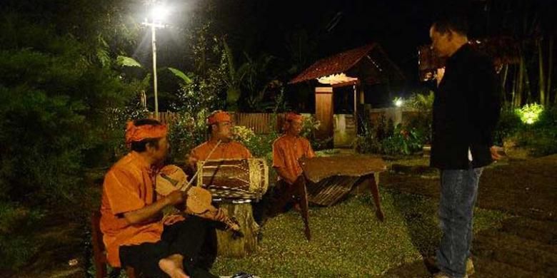 Warga memainkan kesenian Angklung Paglak di Sanggar Genjah Arum, Desa Kemiren, Glagah, Banyuwangi, Jawa Timur, Selasa (1/10/2013). Kesenian tersebut pada mulanya digunakan untuk mengundang tetangga saat panen padi. 