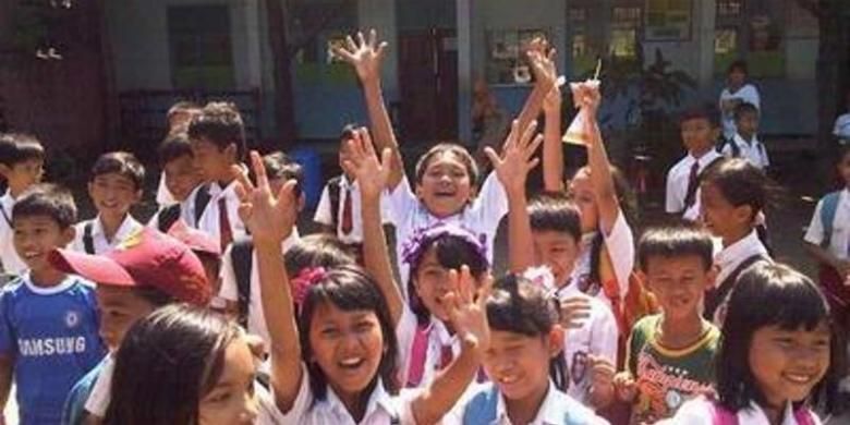 Anak-anak SDN 1 Leuwinanggung meluapkan kegembiraan mereka sesaat setelah pintu sekolah itu dibuka, Rabu (20/6/2012) pagi.