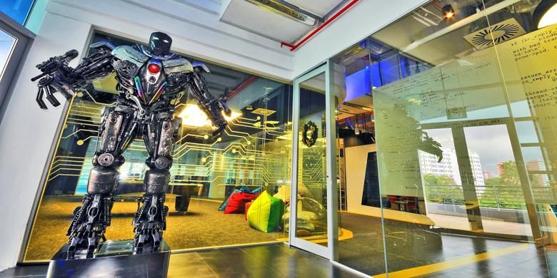 Centerpiece robot ini menghiasi gedung data center Google di Singapura