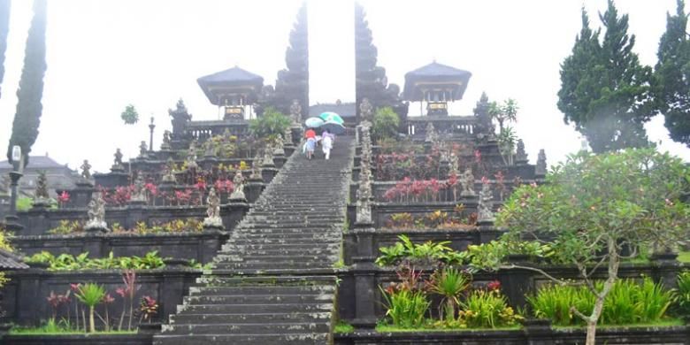 Tangga masuk ke Pura Besakih di Karangasem, Bali.