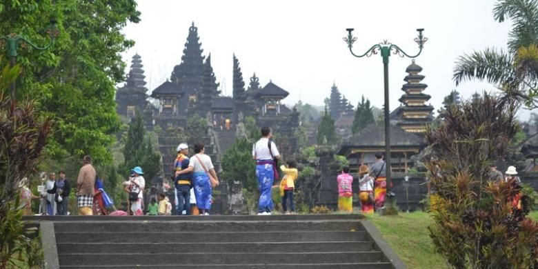 Wisatawan di Pura Besakih, Karangasem, Bali.