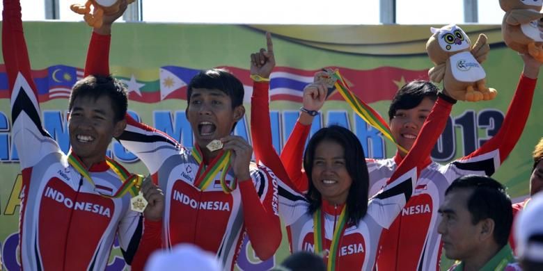 Timnas balap sepeda Indonesia (dari kiri) Bandi Sugito, Chandra Rafsanzani, Kusmawati Yazid dan Wilhelmina Tutuarima memamerkan medali emas usai mengikuti upacara pengalungan medali Cross Country Team Relay SEA Games 2013 di Mount Pleasant, Naypyitaw, Myanmar, Kamis (12/12/2013). Dalam ajang tersebut, team balap sepeda Indonesia tampil sebagai yang tercepat dan berhak membawa pulang empat medali emas.