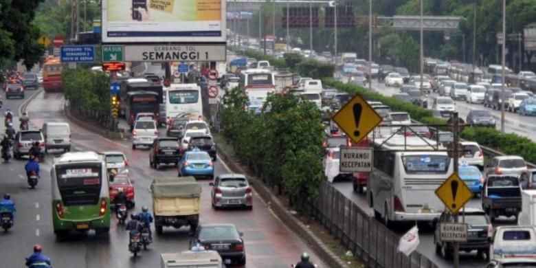 Kendaraan memasuki Pintu masuk Tol Semanggi I di Jalan Gatot Subroto, Jakarta Selatan.