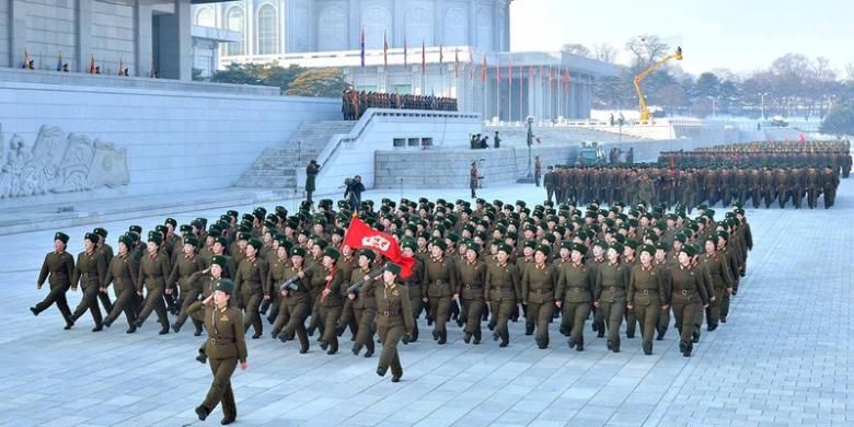 Ribuan personel militer Korea Utara menggelar parade di lapangan dekat Istana Kumsusan, Pyongyang, Senin (16/12/2013), untuk menyampaikan sumpah setia mereka kepada pemimpin negeri itu, Kim Jong Un.