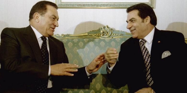 Husni Mubarak (kiri) dan rekannya dari Tunisia, Zine Abedine ben Ali sama-sama kehilangan kekuasaannya setelah rakyat mereka melawan dan menginginkan perubahan.