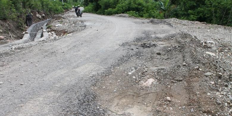 jalan sepanjang 1,3 kilometer di Desa Banain yang berbatasan langsung dengan Distrik Oekusi, Timor Leste, baru sebulan dikerjakan, namun  sudah rusak parah di sejumlah titik, Minggu (22/12/2013)