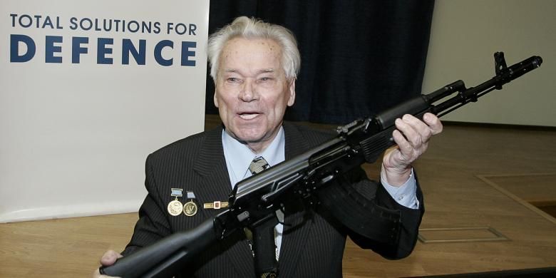 Michael Kalashnikov dan senjata varian modern AK-47 yang dia rancang. Kalashnikov meninggal pada usia 94 tahun, Senin (23/12/2013) waktu setempat. Gambar ini diambil pada 15 April 2006.