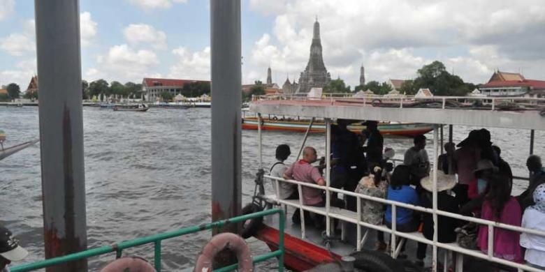 Sejumlah perahu siap mengantarkan wisatawan melintasi Sungai Chao Phraya di Bangkok, Thailand, awal Mei lalu, guna mengunjungi Candi Wat Arun yang tampak dari kejauhan. 