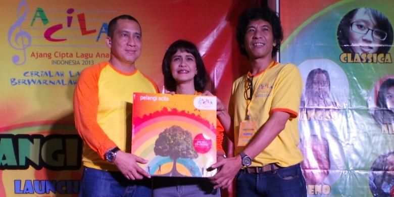 Tika Bisono (tengah) bersama tim produksi album lagu anak Pelangi Acila, Seno M Hardjo (kiri) dan Ari Malibu