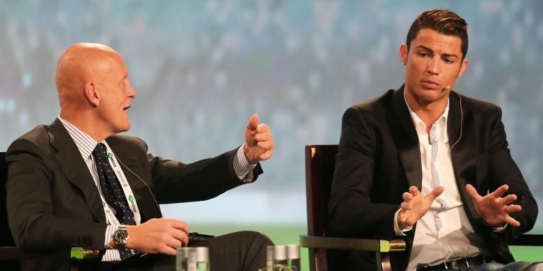 Pierluigi Collina berbincang dengan Cristiano Ronaldo dalam sebuah Konferensi Olahraga Internasional di Dubai, 2013 silam.