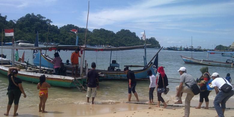 Suasana di pantai Sendangbiru, saat para wisatawan akan naik perahu menuju Pulau Sempuh, di Kabupaten Malang, Jawa Timur, Minggu (29/12/2013).