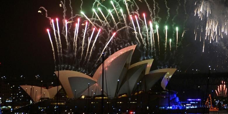 Pesta kembang api di Opera House, Sydney, pada malam pergantian tahun 2014.