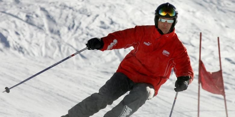 Pebalap Formula 1 asal Jerman, Michael Schumacher bermain ski pada musim salju di Madonna di Capiglio, Italia, 14 Januari 2005. Schumacher mengalami kecelakaan saat bermain ski di Merible, Perancis, 29 Desember 2013.