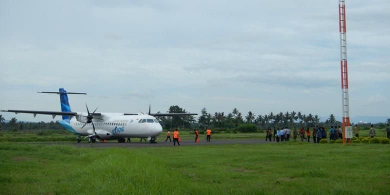 Pesawat Garuda jenis ATR 72 saat mendarat di Bandara Blimbingsari Kamis (02/01/2014)