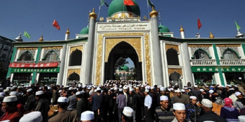 Kaum Muslim di sebuah masjid di Yinchuan, wilayah otonomi Ningxia Hui di China utara, pada September 2009.